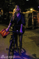 组图：蕾哈娜金发揽闺蜜亲密 剥外衣自探美胸