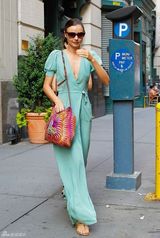 组图：米兰达-可儿真空穿绿色长裙无惧凸点