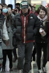 组图：谢霆锋戴绿帽低调现身 粉丝自发维护秩序