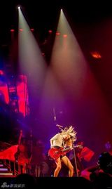 组图：泰勒红唇开唱秀美腿 狂放甩发野性魅力