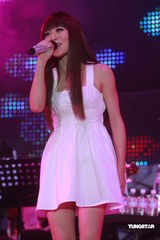 组图：江若琳个唱换多款性感装 与男伴贴身热舞