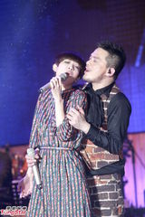 组图：黄耀明陈珊妮合唱 亲密揽抱毫不避忌