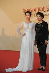 组图：“小雪”杨紫【演员】走上红毯 白裙成熟美艳