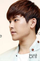 组图：韩团INFINITE出席代言品牌粉丝签名会