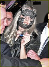 高清：Lady Gaga献唱慈善演出 戴华美面具大秀劲舞