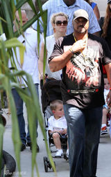 幻灯图集：布兰妮带儿子游悉尼 不见男友身影  