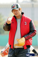 组图：韩星白成铉徐智锡等艺人参加棒球大赛