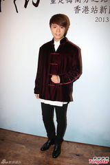 组图：张敬轩唐装拜见梅兰芳之子 自曝京剧世家