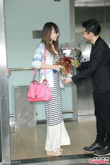 高清组图：f(x)队长宋茜抵港长裙优雅俏皮吐舌