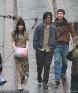 组图：陈乔恩穿旗袍懒理陈柏霖 韩寒冒大雨导戏