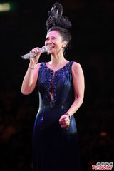 组图：叶倩文一家三口合唱 林青霞素颜到场欣赏