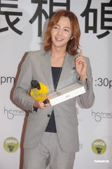 组图：张根硕亮相香港 人气爆棚粉丝疯狂