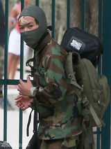 组图:朱莉养子马克多斯迷彩服配散弹枪帅气十足