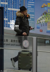 独家：王学兵喜得子回京 机场借打火机坐豪车