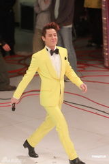 组图：蔡一杰被捕后首度登台 台上光鲜台下低调沉默