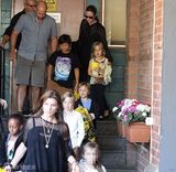 组图：朱莉黑色透视衫出街 家庭日独自当孩子王