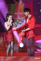 高清组图：众星红衣喜庆飚歌 林依晨吴尊羞涩同台