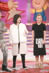 组图：张智霖录《奖门人》 伍咏薇周丽淇同场