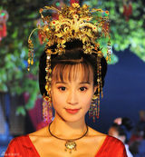 高清图：石小群变身叛逆平民代言人 百变造型成看点