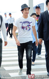 组图：韩星金秀贤亮相机场赴伦敦为朴泰恒助威