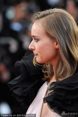 组图：《过往》首映 女主角深V露奶秀美腿