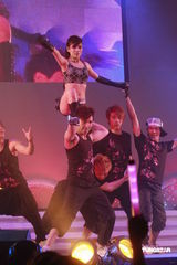 组图：江若琳个唱换多款性感装 与男伴贴身热舞