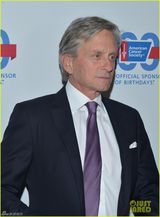 组图：道格拉斯参加抗癌活动 曾因口交致喉癌