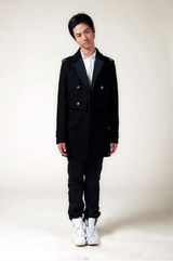 组图：赵文浩拍新造型写真 黑白搭配显成熟