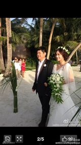 组图：刘芸晒婚礼现场照 与郑钧甜蜜拥吻