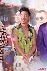 组图：周杰伦新电影首映 谈金曲奖装可爱哭喊