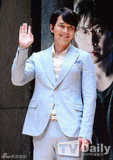 组图：郑雨盛(郑宇成)对话女校学子 条纹装化身暖男