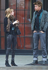 高清组图：艾玛-罗伯兹现身纽约 和男友人亲密