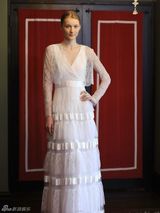 组图：朱莉十款婚纱礼服曝光 知名设计师操刀