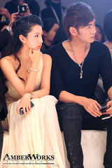 组图：潘霜霜酥胸半露秀性感 纯净之心期待美好爱情