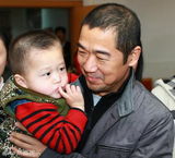 组图：张国立牛莉南京福利院做公益