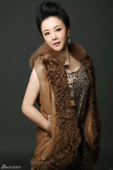 组图：梁丽挑战豹纹装 英伦范儿气场十足