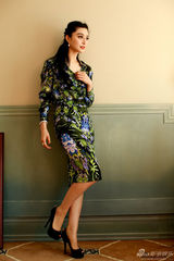 组图：范冰冰穿花裙受访 展柔媚典雅气质