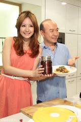 组图：安心亚大展厨艺积极收歌筹备新碟