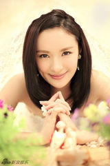 组图：于越曝蕾丝镂空写真 诠释慵懒性感范儿