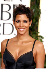 高清图：哈莉-贝瑞高开衩裙亮相红毯风情万种