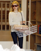 组图：艾玛-罗伯兹街拍LOOK休闲装扮开心购物