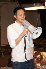 组图：张智霖为自己导MV 蔡一杰伍咏薇现场搞怪