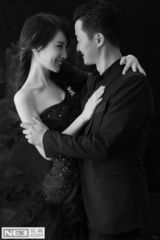 组图：谢楠黑裙神秘诱惑 与吴京亲密相拥