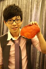 组图：胡夏亲密接触黄金蟹 萌神上身吃海鲜