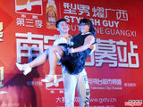 组图：广西型男大赛选手举起200斤女主持晋级
