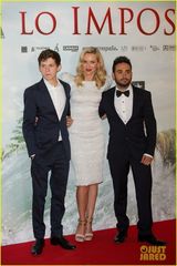 组图：娜奥米-沃茨红唇白裙亮相 优雅出席新片首映