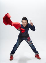 组图：黄渤马上快乐拜年写真逗趣搞笑