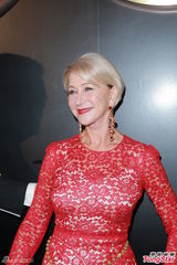 组图：张曼玉优雅透视裙现身笑容甜美