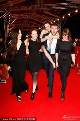 组图：女星红毯撩发露大腿 搔首弄姿热贴导演