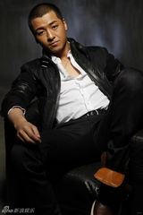 组图：齐奎展男人双面 戏里纯爷们戏外大男孩
